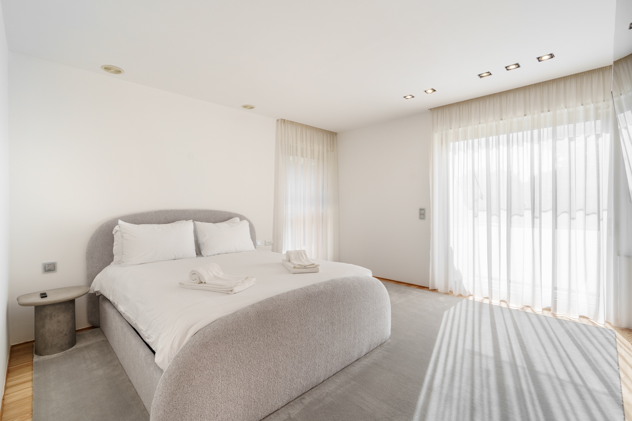 The Garden Suite — linen-dressed bed and a view of the lawn.